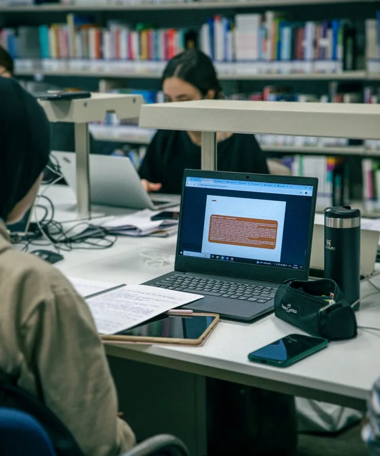 Estudiante trabajando con un portátil compacto